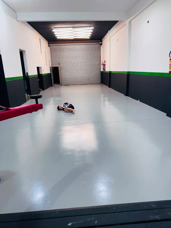 Criança da família DM Garage no espaço da oficina
